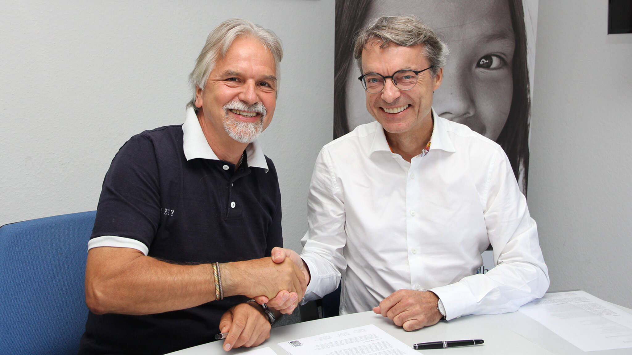 Albert Recknagel, Executive Spokesman terre des hommes (til venstre) og Bernhard Simon, CEO DACHSER (til højre).