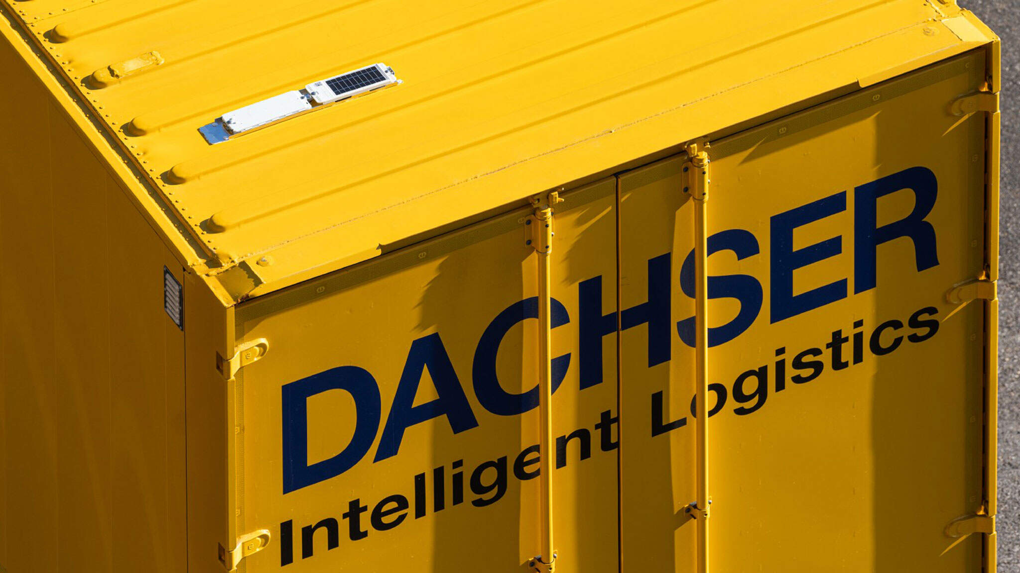 DACHSER har også udviklet en digital tvilling, der visualiserer processerne i det europæiske lastbiltransportnetværk. Soldrevne radiomoduler kortlægger position og ankomsttid for over 10.000 veksellad og trailere i tæt på realtid.