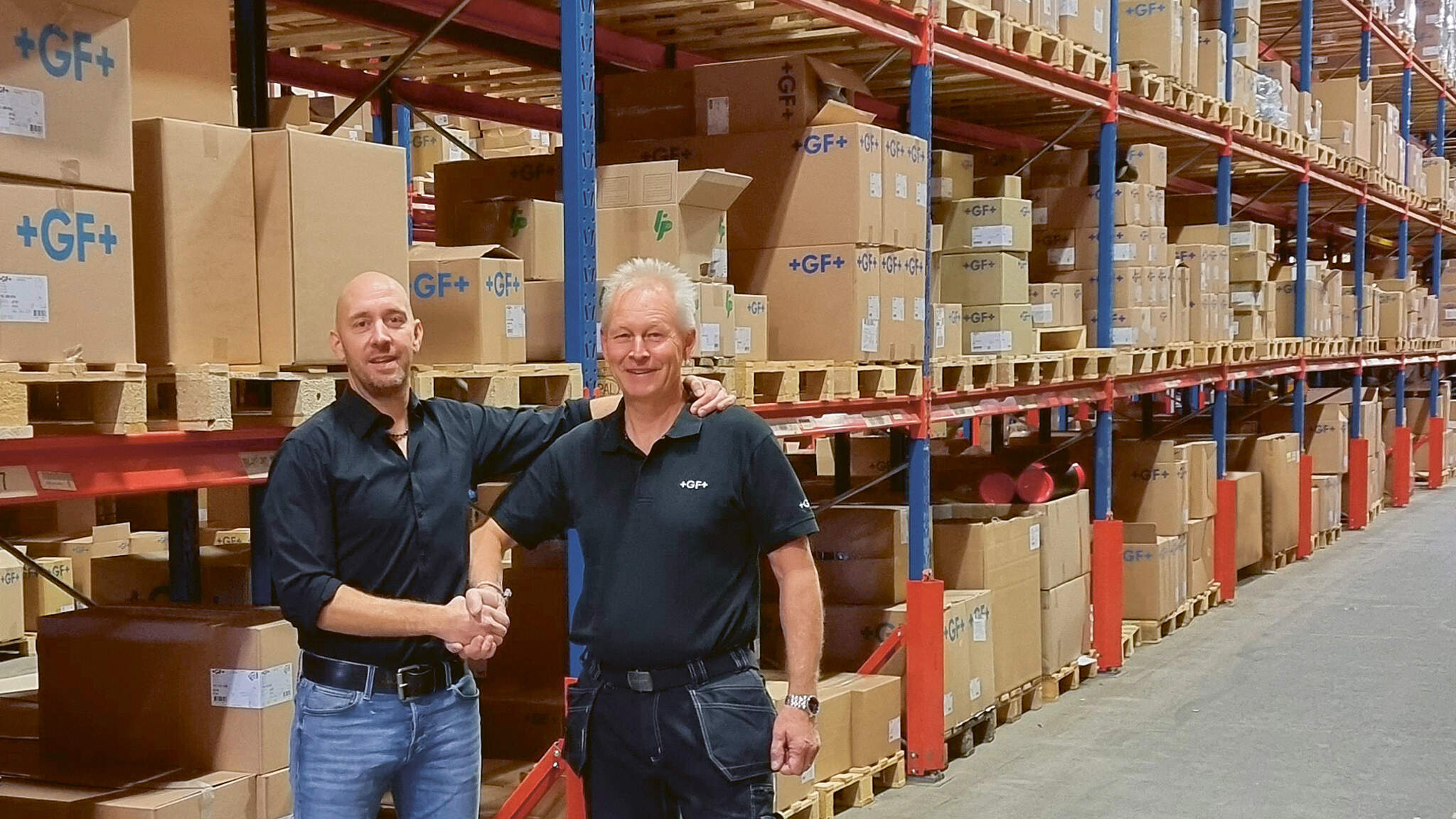 Fredrik Rånge, Warehouse Manager hos DACHSER i Jönköping (t.v.), og Thomas Hammarback, DC Manager hos GF Piping Systems. Kilde: GF Piping Systems.