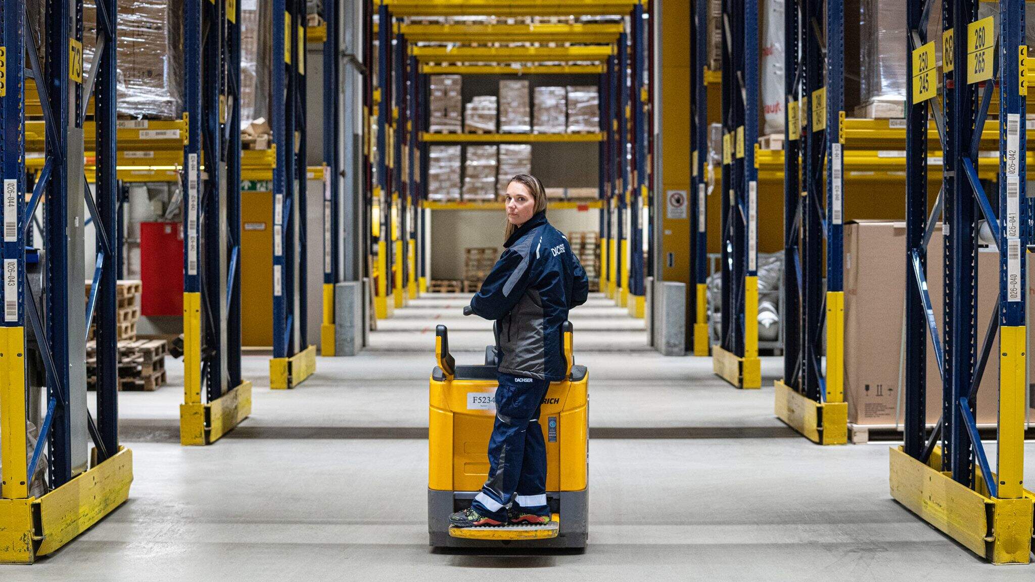 DACHSER genererer en milliard euro ekstra i omsætning og planlægger investeringer til en værdi af mere end 300 millioner euro. DACHSER genererer en milliard euro ekstra i omsætning og planlægger investeringer til en værdi af mere end 300 millioner euro.