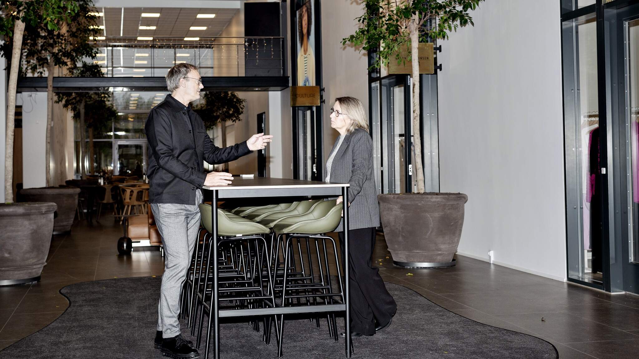 Susanne Mikkelsen, Key Account Director, og CEO Jens Obel Jørgensen i den indre shopping-gade på hovedkontoret for DK Company Ikast. Foto: Astrid Dalum.