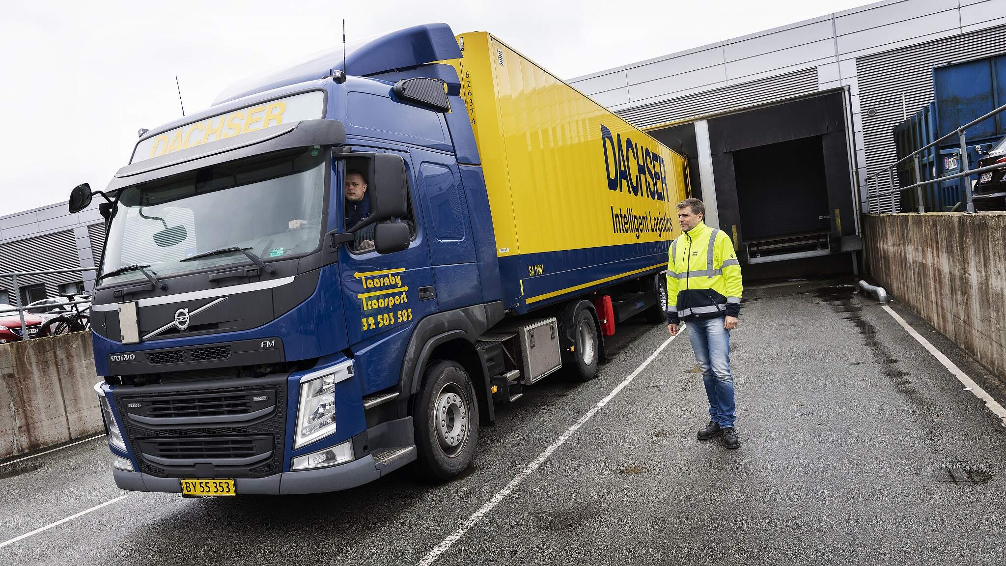 ”Chaufføren passer bedre på vores ting, fordi han kender os,” siger Bjarke Roost, logistikansvarlig hos EET Group. Under Covid-krisen gjorde afstandskravene, at chaufførerne måtte udføre en del af arbejdet før afgang uden kontakt med lagerpersonalet. Foto: Jacob Nielsen.