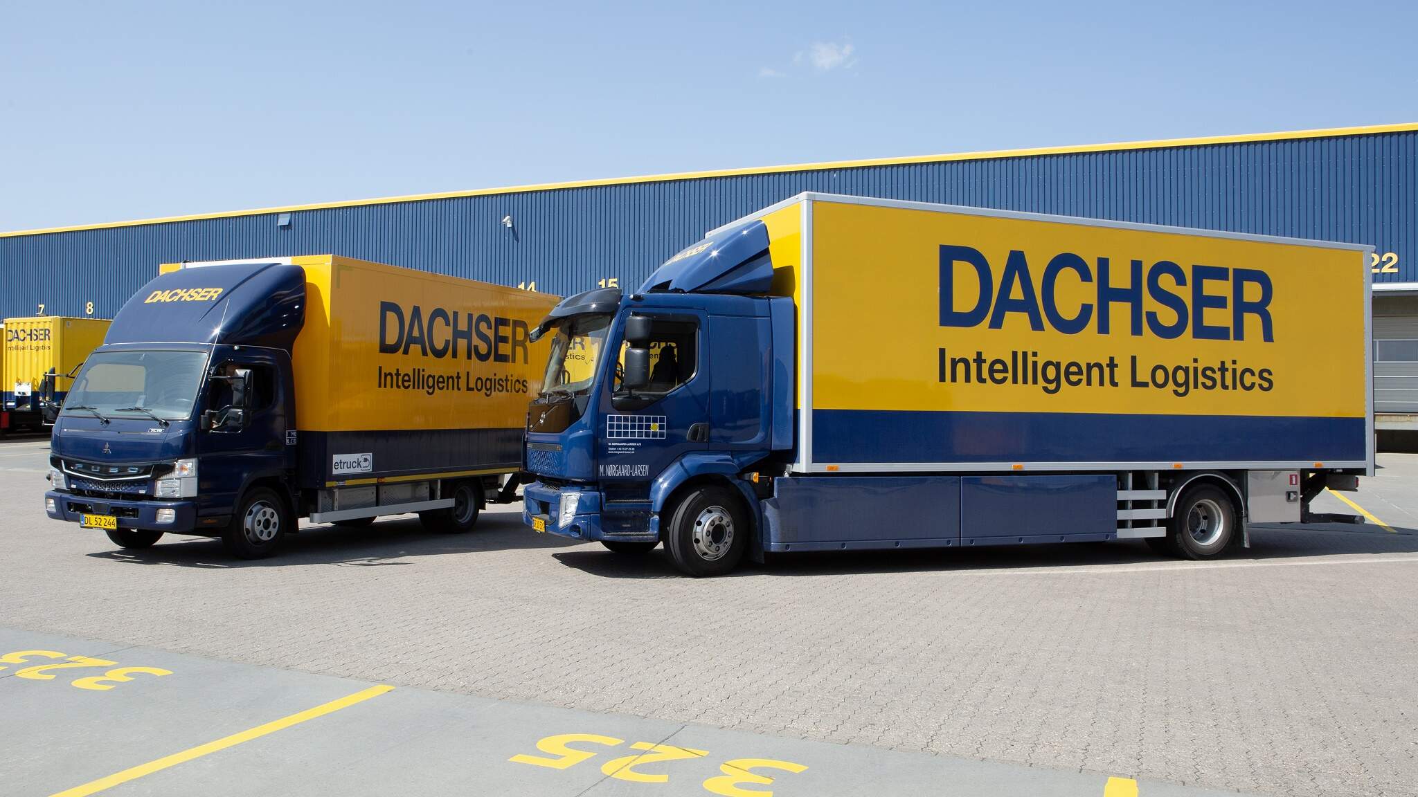 En FUSO eCanter og en Volvo FL Electric i DACHSER-farver. En FUSO eCanter og en Volvo FL Electric i DACHSER-farver.