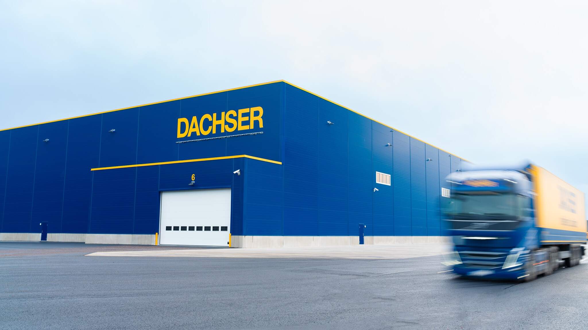 Den nye filial rummer 1.100 kvadratmeter kontorlokaler, 3.500 kvadratmeter cross dock-terminal med 30 porte og 5.000 kvadratmeter lagerhotel med ca. 11.500 pallepladser. Den nye filial rummer 1.100 kvadratmeter kontorlokaler, 3.500 kvadratmeter cross dock-terminal med 30 porte og 5.000 kvadratmeter lagerhotel med ca. 11.500 pallepladser.